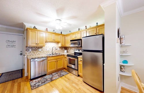 Palmetto Dunes Condo | 3rd-floor condo with water views, balcony, pools, gym, & beach access
