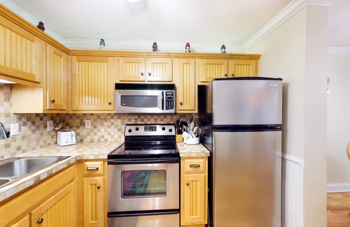 Palmetto Dunes Condo | 3rd-floor condo with water views, balcony, pools, gym, & beach access
