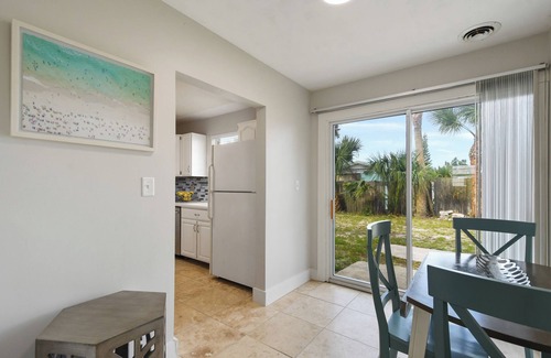 Ormond By The Sea Palt House | 3rd House from the Beach! Family-Friendly Home, Just 2-Min Walk to Ormond Beach.