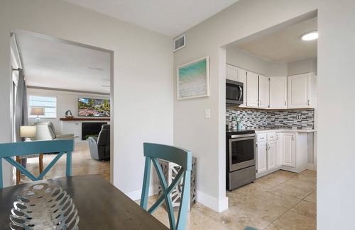 Ormond By The Sea Palt House | 3rd House from the Beach! Family-Friendly Home, Just 2-Min Walk to Ormond Beach.