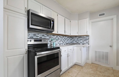 Ormond By The Sea Palt House | 3rd House from the Beach! Family-Friendly Home, Just 2-Min Walk to Ormond Beach.