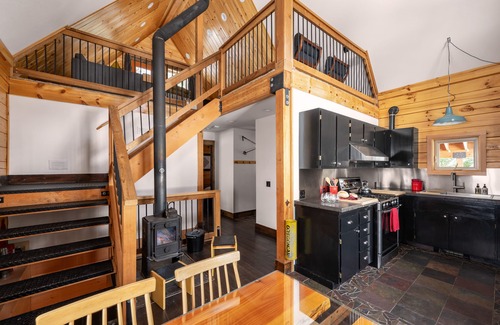 Government Camp Cabin | 3rd night FREE stay before 09/22 HotTub, Fast Internet, hiking, summer fun!