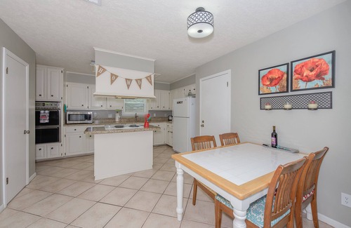 Southwood Valley House | 3rd NIGHT FREE! Sleeps 9 ! HUGE living area-common space, large deck & yard.