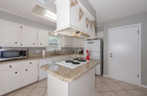 Southwood Valley House | 3rd NIGHT FREE! Sleeps 9 ! HUGE living area-common space, large deck & yard.