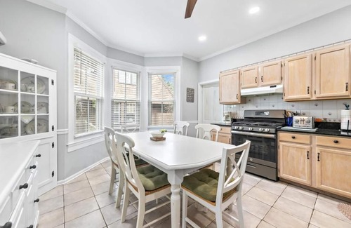 Beach Haven Apartment | *3rd to Beach*Available:Sept/Oct. *Clean*UPDTDVictorian*Across Veterans Park