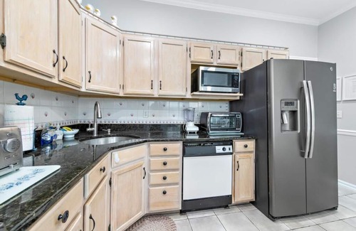 Beach Haven Apartment | *3rd to Beach*Available:Sept/Oct. *Clean*UPDTDVictorian*Across Veterans Park