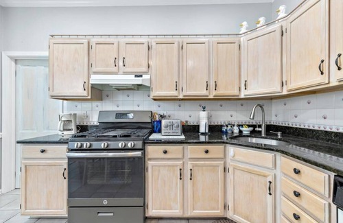 Beach Haven Apartment | *3rd to Beach*Available:Sept/Oct. *Clean*UPDTDVictorian*Across Veterans Park