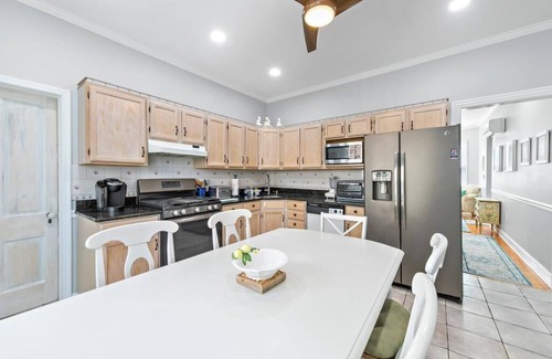 Beach Haven Apartment | *3rd to Beach*Available:Sept/Oct. *Clean*UPDTDVictorian*Across Veterans Park