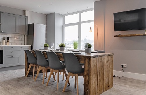 Llanelli House | 3RM Flat, Smart Tv's, close to all amenities
