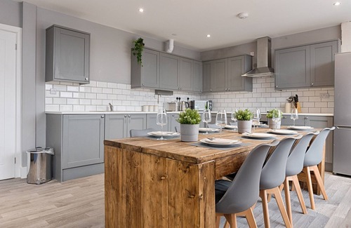 Llanelli House | 3RM Flat, Smart Tv's, close to all amenities