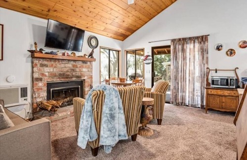 Descanso Cabin | 3RM Loft Cabin w trees, fire pit, swing, horseshoes!