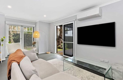 Newtown House | 3UPPER · Modern two bedroom townhouse in quiet location