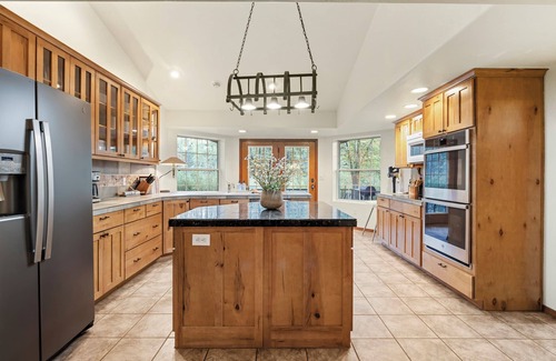 Pinetop-Lakeside Cabin | 4,100 sf Luxe Log Cabin on the Creek. - 2 ensuites, Kid Friendly, AC, Slps 18