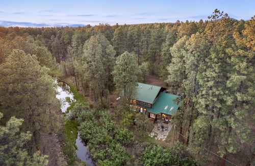 Pinetop-Lakeside Cabin | 4,100 sf Luxe Log Cabin on the Creek. - 2 ensuites, Kid Friendly, AC, Slps 18