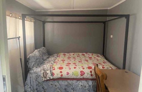 Piccadilly Cottage | 4/2 bedroom English cottage with open fire place