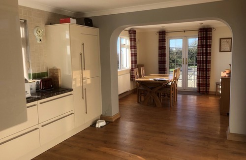 Crynant House | 4-5 BEDROOM HOUSE SLEEPS 8-10 WITH SEA VIEWS & GREAT PATIO FOR ALFRESCO DINING