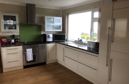 Crynant House | 4-5 BEDROOM HOUSE SLEEPS 8-10 WITH SEA VIEWS & GREAT PATIO FOR ALFRESCO DINING