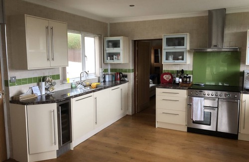 Crynant House | 4-5 BEDROOM HOUSE SLEEPS 8-10 WITH SEA VIEWS & GREAT PATIO FOR ALFRESCO DINING