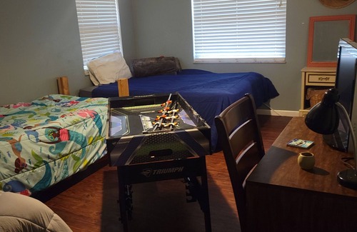 Homosassa House | 4.5 MILES TO MACRAES BOAT RAMP! Spacious with plenty of room for boats or RVs.