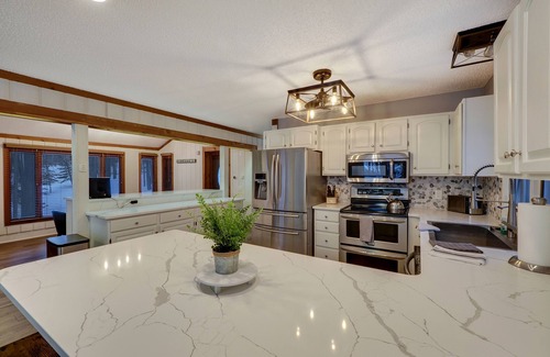 Bellaire House | 4,500 SQ FT Renovated Huge Group House Gaming Garage-Ski-Pool pass, Beach access