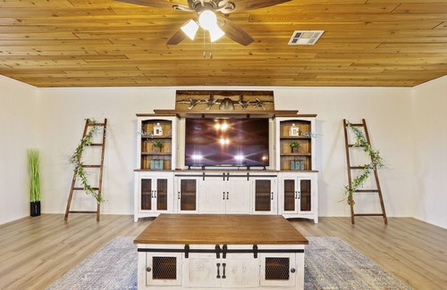 Hempstead House | 4.95 acres, pool/basketball/volleyball/soccer close to ATV, Safari, Range, Golf