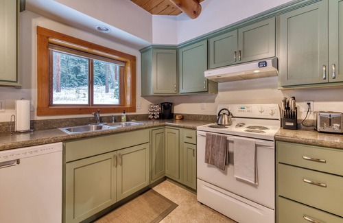 Darby Cabin | 4+Acre Cabin-Ski-Fish-Hike