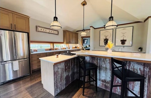 Zenda House | 4 Acres Retreat at Lake Geneva. Modern and Spacious - 5 Minutes to the Beach!