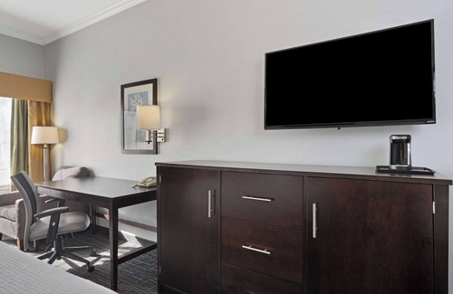 Westchase Hotel | 4 Affordable Rooms Ideal For Family Stay | Free Parking