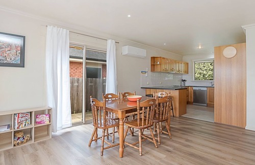 Port Fairy House | 4 Allan Street - Well cared for 2 bedroom home in quiet street of Port Fairy