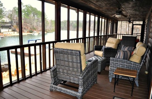 Waleska House | 4 B/R, Flat Lot, Only a few Steps to the Water, Beautiful Lake Front, Quiet Cove