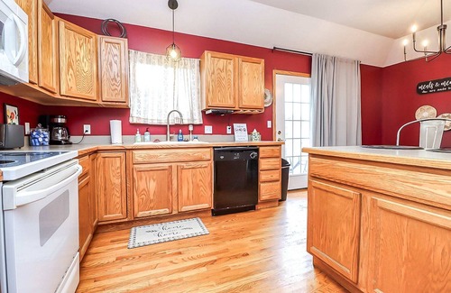 Lincoln House | 4 bd 2.5b 8 guests | Game Room | Large Backyard