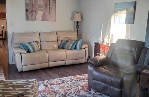Galien House | 4 Bd 3 Ba, Sleeps 14 Private Fishing Lake, 6.5 Acres, Casinos, Wineries, & More