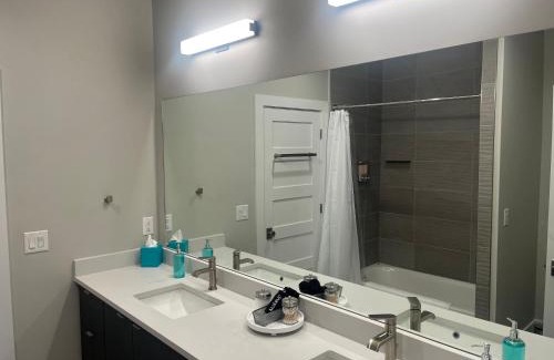 Park City Villa | 4 bd Ski Villa with Hot Tub and Bunk Room by lake!