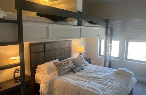 Park City Villa | 4 bd Ski Villa with Hot Tub and Bunk Room by lake!