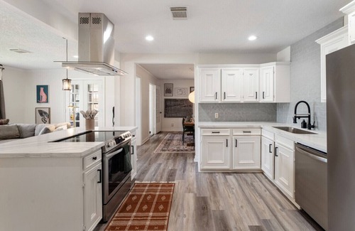 Greater Third Ward House | 4 Bd Stylish Home by UofH & TSU 5 Min to Downtown!