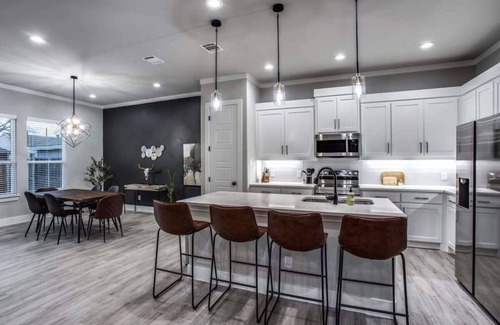 West Dallas House | 4 BD Victory Gardens Estate - Mins to Sites