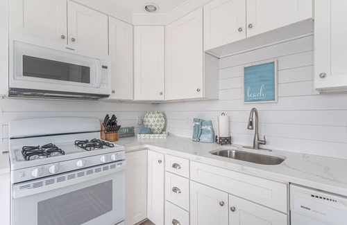Brigantine Cottage | 4 bdrm , 2 bath beach house 1 1/2 blocks from beach!