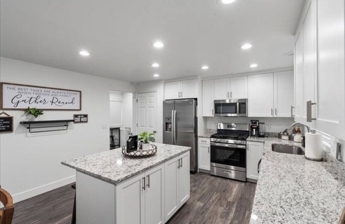Taylorsville House | 4 Bdrm 6 Bed Clean Pet Friendly HotTub New Kitchen