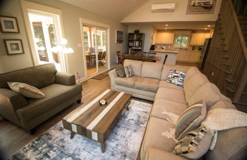 Park Corner Cottage | 4 bdrm executive cottage with private beach access