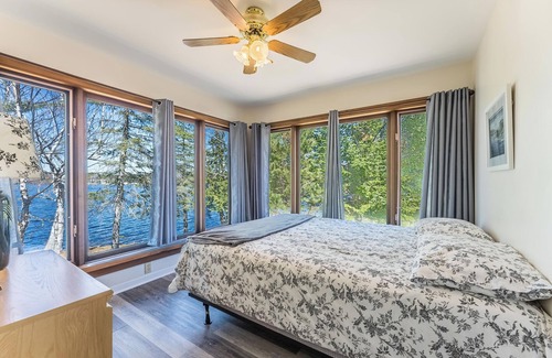 Faraday Cottage | 4-bdrm Family Cottage on Lake Paudash