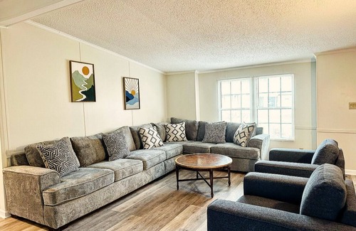 Geneva-on-the-Lake House | 4 BDRM Villa Sleeps 14 in the Heart of Geneva on the Lake