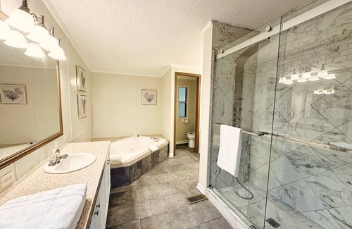 Geneva-on-the-Lake House | 4 BDRM Villa Sleeps 14 in the Heart of Geneva on the Lake