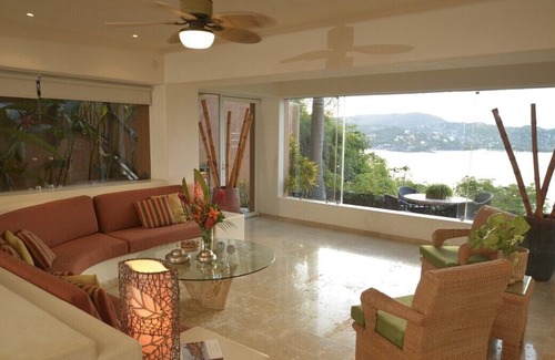 Cerro del Vigia House | 4 Bdrm Waterfront Property Overlooking Playa La Ropa