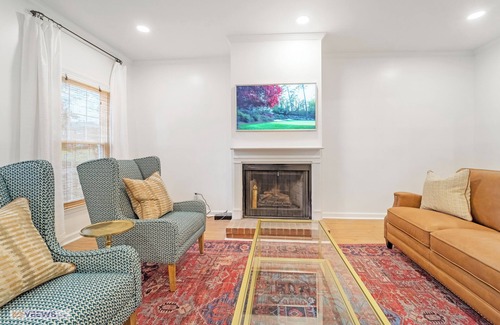 Summerville House | 4 Bdrms 3 Bath 2 Kitchens 2 Laundry Fenced In Yard & More - The Townie