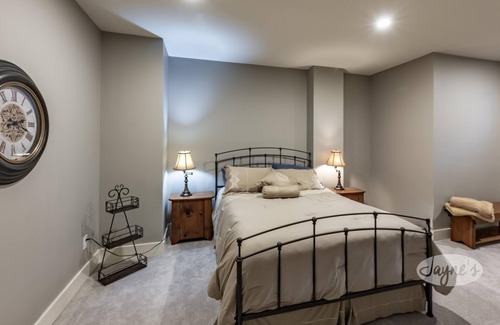 Oro Station Cottage | 4 bed 3 bath cottage on Lake Simcoe, Southwest Exposure! Boathouse!