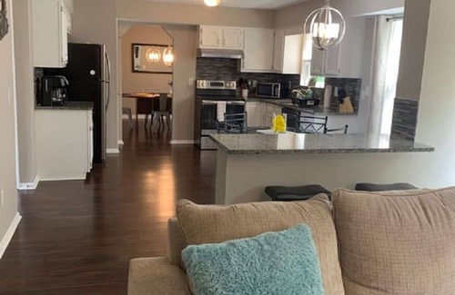 Otterbien Home House | 4 Bed 2.5 Bath Sleeps 10- King of Karincrest