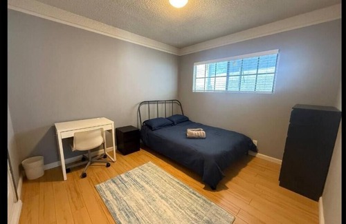 Los Angeles House | 4 Bed 2 Bath Modern Oasis DTLA