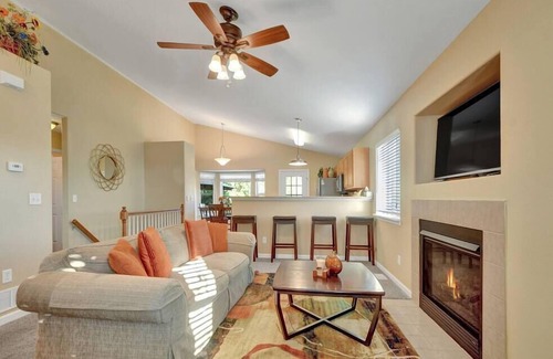 Security-Widefield House | 4 BED/2 BATH; Sleeps 10! CO Springs- fenced yard, pets w/fee, Great for Families