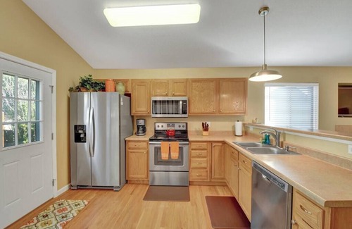 Security-Widefield House | 4 BED/2 BATH; Sleeps 10! CO Springs- fenced yard, pets w/fee, Great for Families