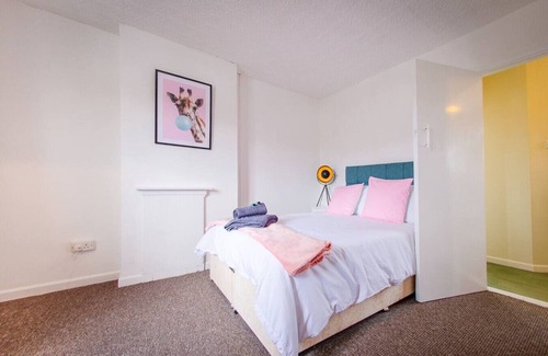 Ipswich House | 4 Bed - 2 Baths 1 Walk in Shower Lots of Parking